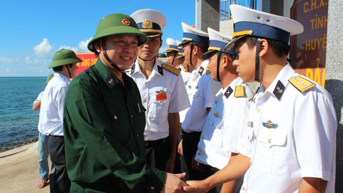 Thứ trưởng Trương Minh Tuấn (trái) trong chuyến thăm Trường Sa