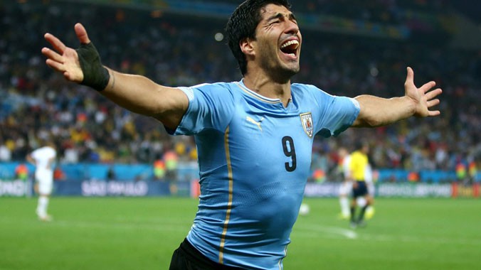 Luis Suarez mở rộng cửa vào vòng sau cho Uruguay với cú đúp vào lưới tuyển Anh. ảnh: Getty Images