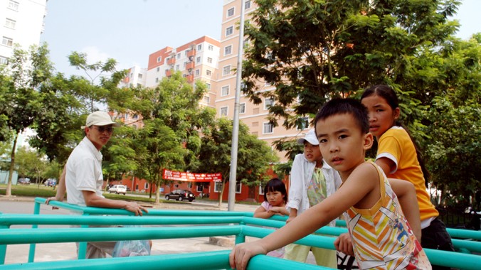 Trẻ em ở khu chung cư bán đảo Linh Đàm ra mấy cột sắt để chơi. ảnh: Hồng Vĩnh
