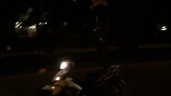 Nam thanh niên cởi trần đứng trên yên xe máy 'diễn xiếc'