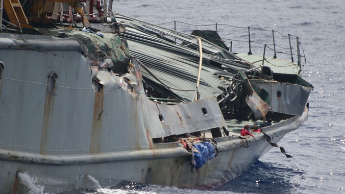 Lan can mạn trái tàu KN 951 bị hỏng nặng. Ảnh: Việt Cường - Hoàng Thường