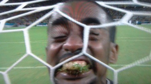 Thủ môn Boubacar Barry nhai cỏ trên sân ăn mừng bàn gỡ hòa 1-1 của Bờ Biển Ngà