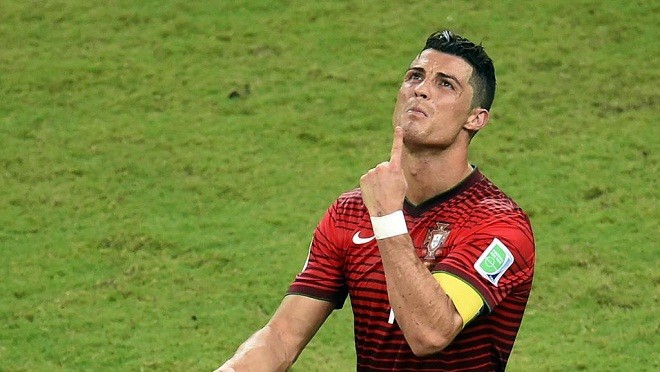 Ronaldo lái máy bay về nước, Messi rơi nước mắt kiếm tìm