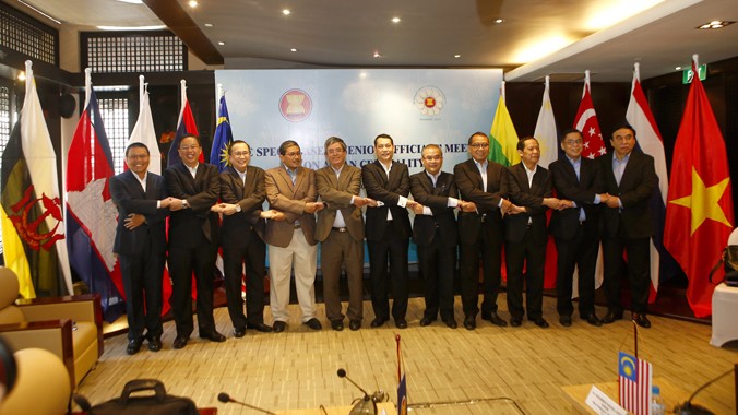 Các quan chức cấp cao ASEAN bày tỏ tinh thần đoàn kết. Ảnh: Như Ý
