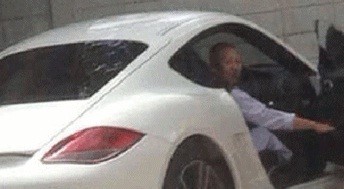 Hình ảnh nữ tu Thái đi xe Porsche trắng đang gây xôn xao dư luận. Ảnh: Bangkokpost 