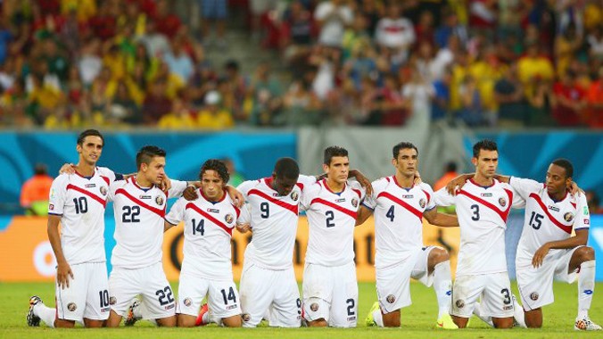 Các cầu thủ Costa Rica cùng quỳ xuống sân trong loạt đá luân lưu. Ảnh: AP