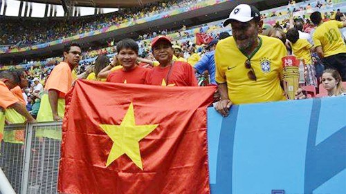 Hình ảnh cờ đỏ sao vàng có lúc xuất hiện trong trận đấu giữa Pháp và Nigeria hôm qua. Ảnh: KN.