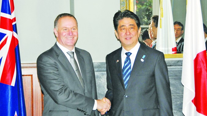 Thủ tướng New Zealand John Key (trái) ngày 7/7 hội đàm với Thủ tướng Nhật Bản Shinzo Abe - lãnh đạo Nhật Bản đầu tiên thăm New Zealand trong hơn một thập kỷ qua. Ảnh: Xinhua 