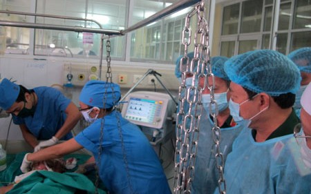 Thượng tướng Ngô Xuân Lịch thăm các đồng chí bị thương đang điều trị tại viện bỏng. Ảnh: Quân đội Nhân dân