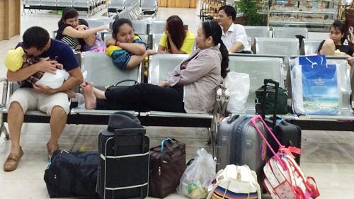 Hành khách vật vờ tại sân bay Cam Ranh do chuyến bay Nha Trang - Hà Nội của Vietjet Air chậm 5 tiếng. Ảnh: T.N