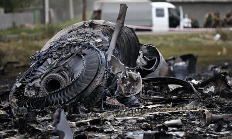 Máy bay bị cháy rụi tại hiện trường ở đông Ukraine.