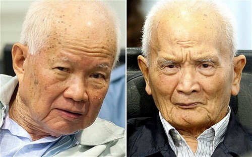 Hai cựu thủ lĩnh Khmer Đỏ, gồm Nuon Chea (88 tuổi, phải) và Khieu Samphan ...
