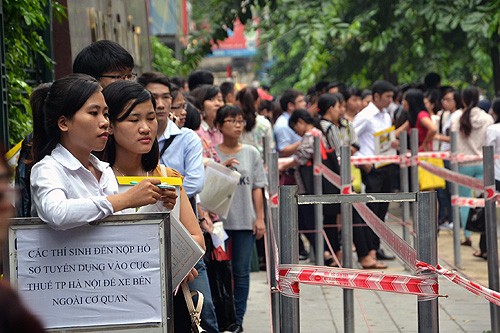 Rất đông thí sinh xếp hành nộp hồ sơ thi công chức tại Cục thuế Hà Nội. Ảnh: Thanh Niên