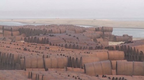 Hàng chục ngàn thùng phuy từng được dùng để chứa nhiên liệu nằm lăn lóc trên đảo Kotelny. Ảnh: RT
