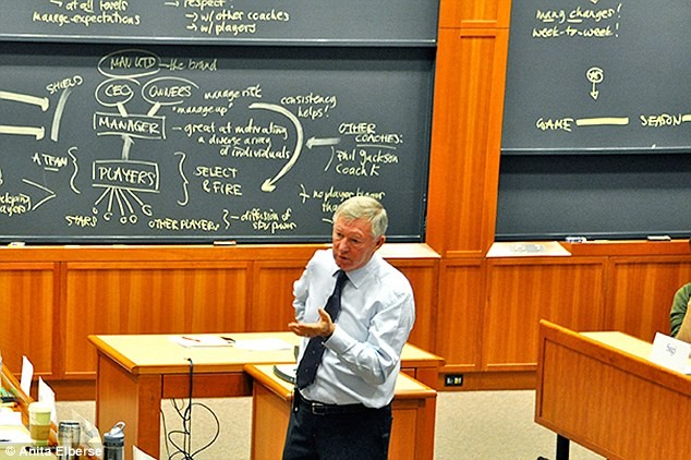 Sir Alextrong một buổi trợ giảng tại Đại học Harvard