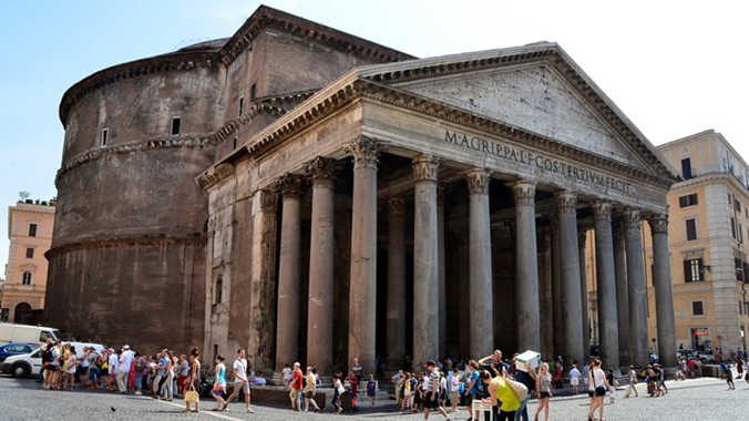 Nằm tại thủ đô Roma của Italia, đền Pantheon - "Ngôi đền của mọi vị thần" - là một trong những công trình kiến trúc tiêu biểu nhất của đế chế La Mã còn tồn tại đến ngày nay.