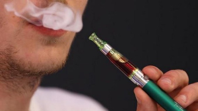 Dùng thuốc lá điện tử có nguy cơ mắc các bệnh ung thư cao gấp 15 lần. Ảnh: Reuters.