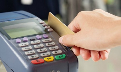 Ngân hàng khẳng định người dùng thẻ không phải trả bất cứ phụ phí gì khi thanh toán qua thẻ.