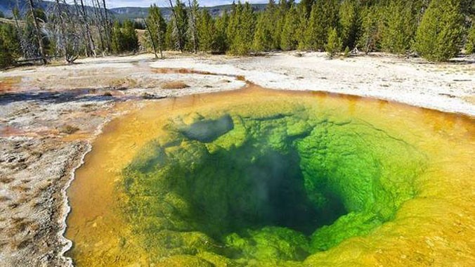 Vườn quốc gia Yellowstone (Mỹ) là thắng cảnh đẹp thu hút nhiều du khách. Trong vườn quốc gia này có hồ 'Morning Glory' nổi bật với màu sắc ấn tượng.