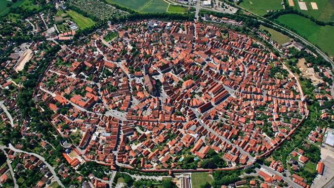 Nhìn từ trên cao, thị trấn Nordlingen của Đức gây ấn tượng đặc biệt với diện mạo có một không hai của mình.