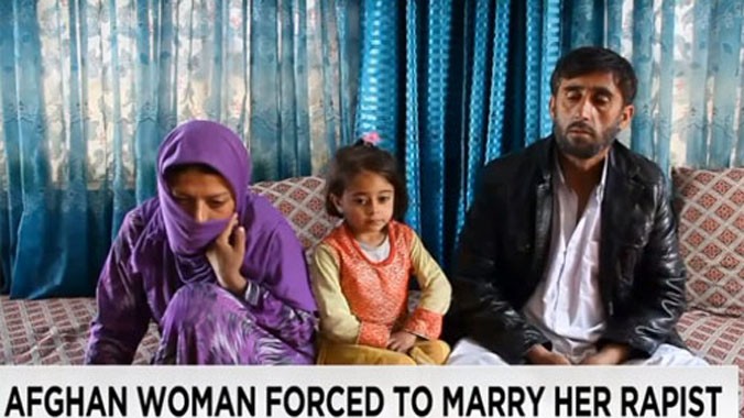 Bé Smile (giữa) ra đời sau khi Gulnaz bị Asadullah (áo đen) cưỡng hiếp. Hiện mẹ con cô chung sống dưới một mái nhà với Asadullah và vợ cả cùng các con của anh ta. Ảnh: CNN.