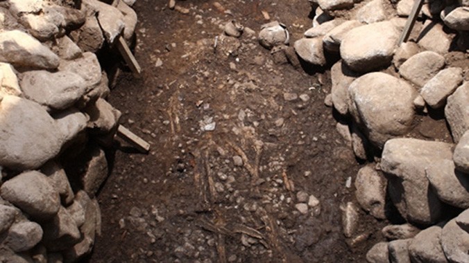 Hai bộ xương được phát hiện trong khu vực khai quật. Ảnh: Cultural Heritage Administration.