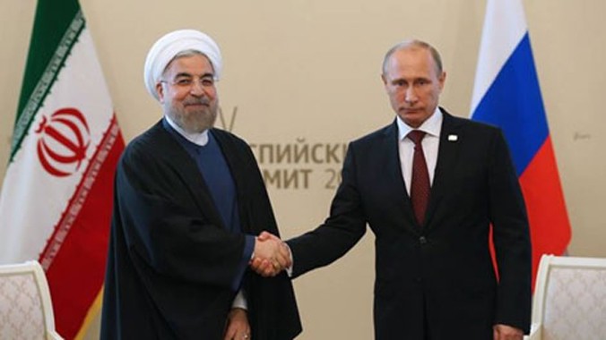 Tổng thống Nga Vladimir Putin (phải) trong cuộc gặp với đồng cấp người Iran Hassan Rouhani. Ảnh: AP.