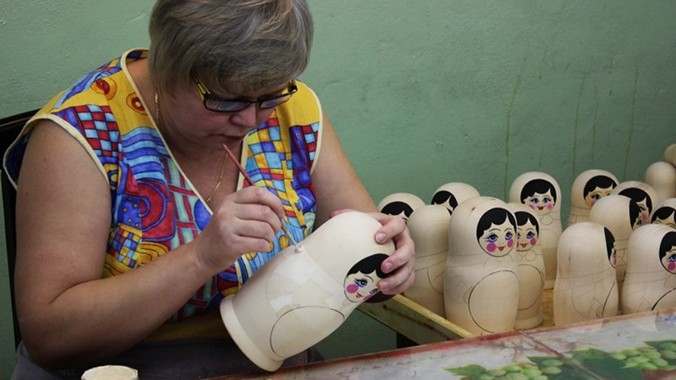 Những búp bê Nga Matryoshka nổi tiếng khắp thế giới được chế tác bởi những nghệ nhân tay nghề cao ở xưởng Semenov.