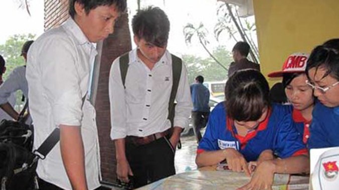 Sinh viên tình nguyện hỗ trợ học sinh tìm phòng trọ năm 2014. Ảnh Tùng Anh.