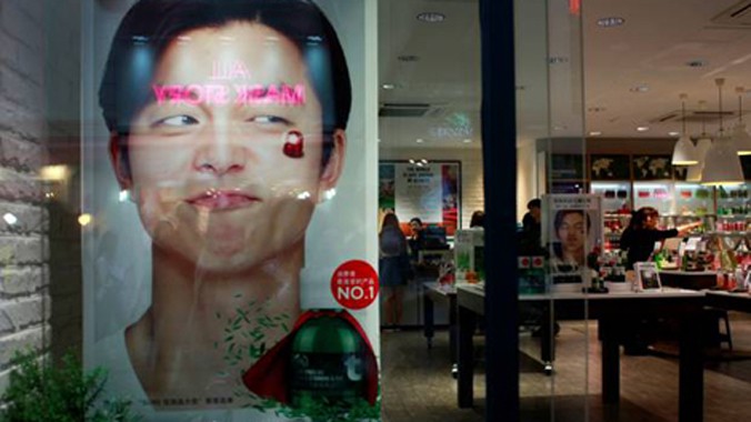 Một cửa hiệu mỹ phẩm dành cho nam giới trên con đường mua sắm Myeong-dong ở thủ đô Seoul, Hàn Quốc, với bức ảnh phóng to nam diễn viên điện ảnh nổi tiếng Kong Yoo.