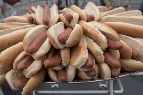 Mâm hot dog dành cho mỗi người tranh tài tại cuộc thi. Ảnh: Getty Images.