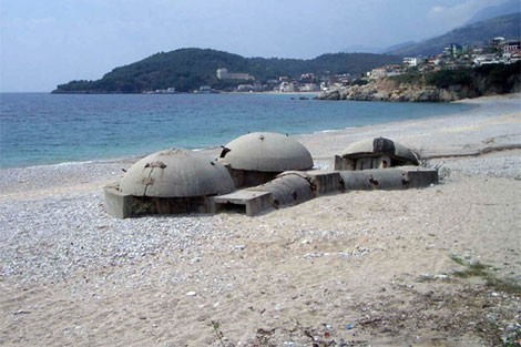 Những căn hầm nằm trên bãi biển.