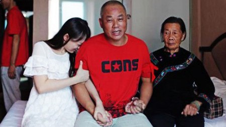 Ông Yang Ming (giữa) bên con gái và mẹ sau khi được trả tự do. Ảnh: Thepaper.cn.