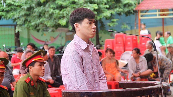 Bị cáo Nguyễn Quốc Huy tại phiên tòa lưu động sáng nay. Ảnh T.Châu.