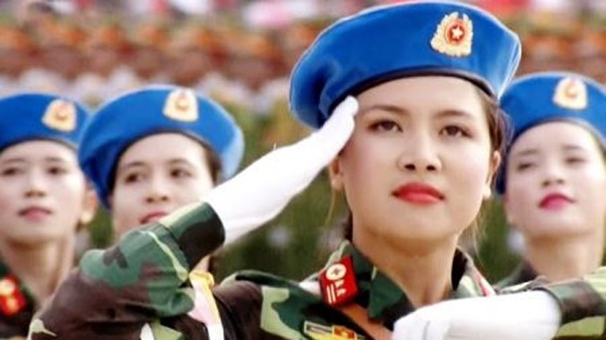 Nữ Khối trưởng Phạm Trúc Sơn Quỳnh dẫn đầu Khối nữ chiến sĩ quân y diễu binh qua lễ đài sáng 2/9. Ảnh do nhân vật cung cấp.