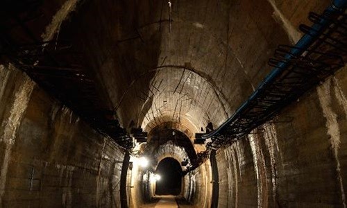 Một đường hầm thuộc Dự án Riese phía dưới lâu đài Ksiaz, nằm trong khu vực được cho là nơi có đoàn tàu chở vàng của phát xít Đức. Ảnh: AFP.