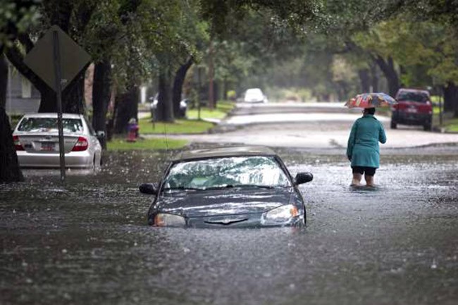 Mỹ: Hàng nghìn ôtô tại ngập trong cơn mưa lớn