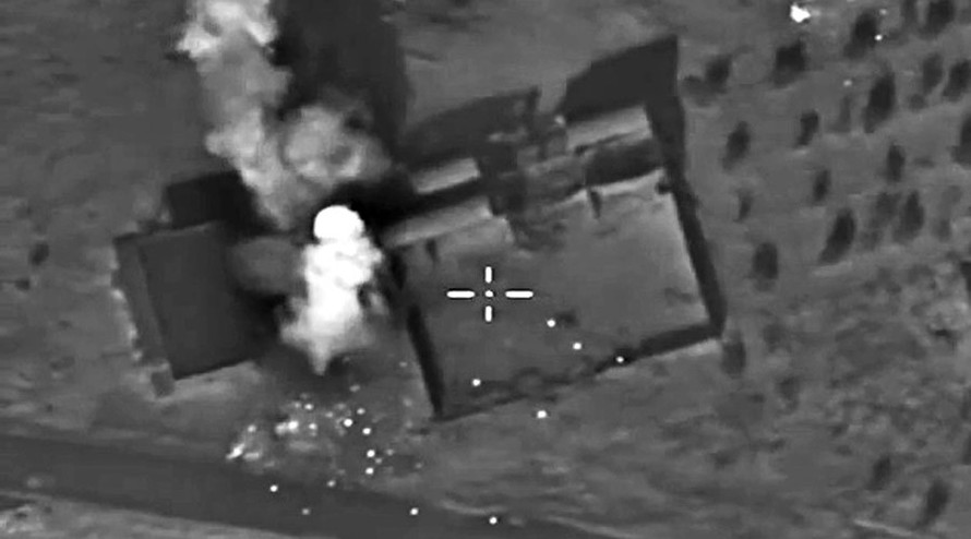 Một căn cứ của phiến quân IS bị Không quân Nga không kích. Ảnh: RIA Novosti.