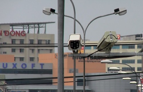 Hai trong 6 camera được lắp trên cầu chợ Cầu. Ảnh: Sơn Hòa/VnExpress