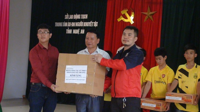 Đoàn từ thiện trao quà cho trung tâm giáo dục dạy nghề trẻ tàn tật và trẻ mồ côi Nghệ An.