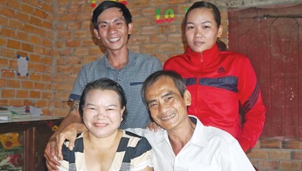 Gia đình ông Huỳnh Văn Nén. Ảnh: Đình Quân.