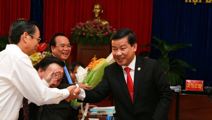 Các cán bộ tỉnh chúc mừng ông Trần Thanh Liêm (bìa phải) làm Chủ tịch tỉnh.