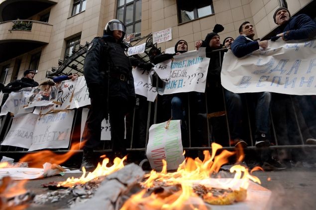 Người biểu tình phản đối Thổ Nhĩ Kỳ bên ngoài đại sứ quán Thổ Nhĩ Kỳ tại Moskva sau sự kiện chiếc Su-24 bị bắn rơi tại Syria. Ảnh: AFP.
