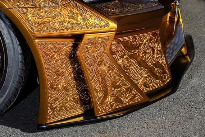 Chiếc xe Nissan GT-R dát vàng với những đường chạm trổ tinh hoa "độc nhất, vô nhị" trên thế giới, là sản phẩm của cửa hàng độ xe nổi tiếng mang tên Kuhl Racing tại Nhật Bản.