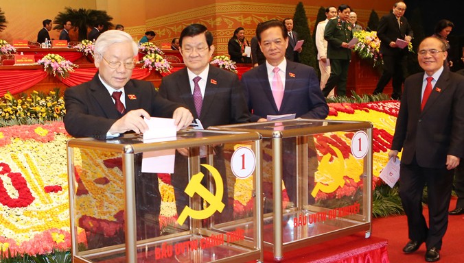 Tổng Bí thư Nguyễn Phú Trọng bỏ lá phiếu đầu tiên bầu Trung ương khóa XII