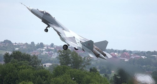 Hình ảnh chiếc Sukhoi T-50 gần như cất cánh thẳng đứng trong lần bay thử nghiệm.
