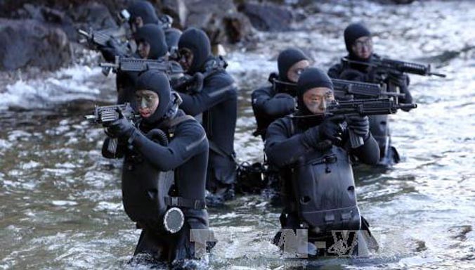 Lính hải quân Hàn Quốc tập luyện tại căn cứ ở thành phố Changwon. Ảnh: AFP/TTXVN.
