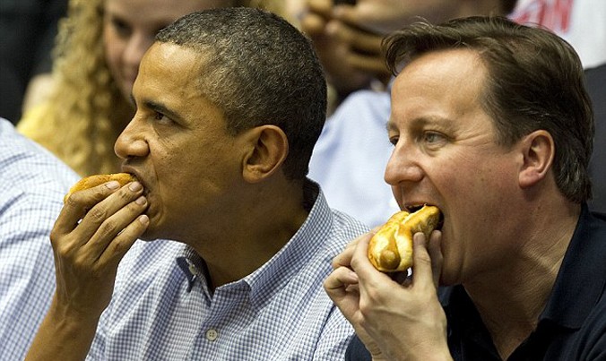 Tổng thống Mỹ Barack Obama thưởng thức bánh mỳ kẹp thịt cùng Thủ tướng Anh David Cameron hồi tháng 3/2012. Ảnh: AFP.