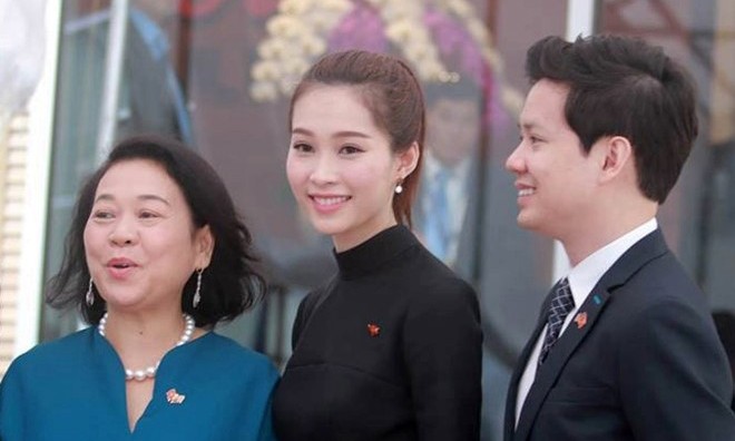 Chiều 24/5, Hoa hậu Thu Thảo xuất hiện chỉn chu bên bạn trai - doanh nhân Trung Tín trước giờ đón Tổng thống Barack Obama tại TP HCM. Cô mặc váy đen cổ cao, mỉm cười khi thấy ống kính phóng viên. 