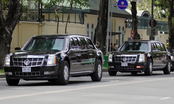 Đoàn xe rời khỏi Lãnh sự quán trên đường Lê Duẩn, Quận 1. Để đảm bảo an toàn, bao giờ cũng có 2 xe giống hệt nhau đón Tổng thống Mỹ.